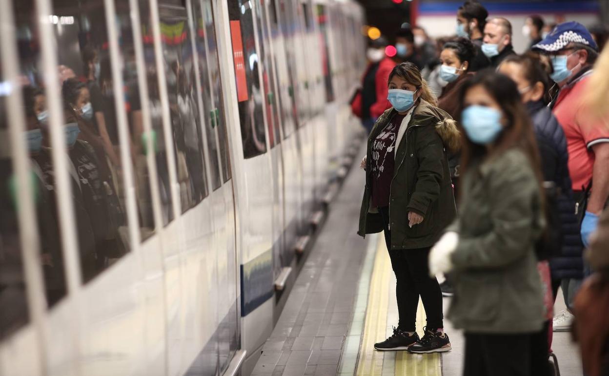 La mascarilla seguirá siendo obligatoria en el transporte público.