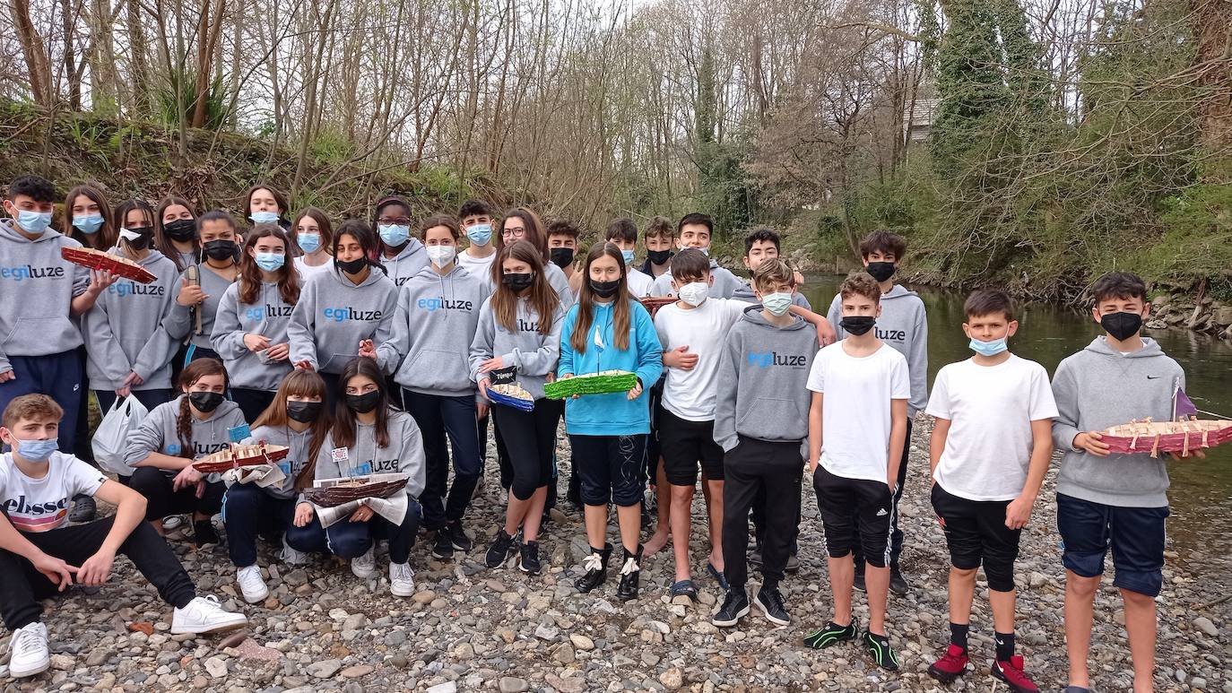 Los alumnos de 2º de la E.S.O., de excursión en el monte.