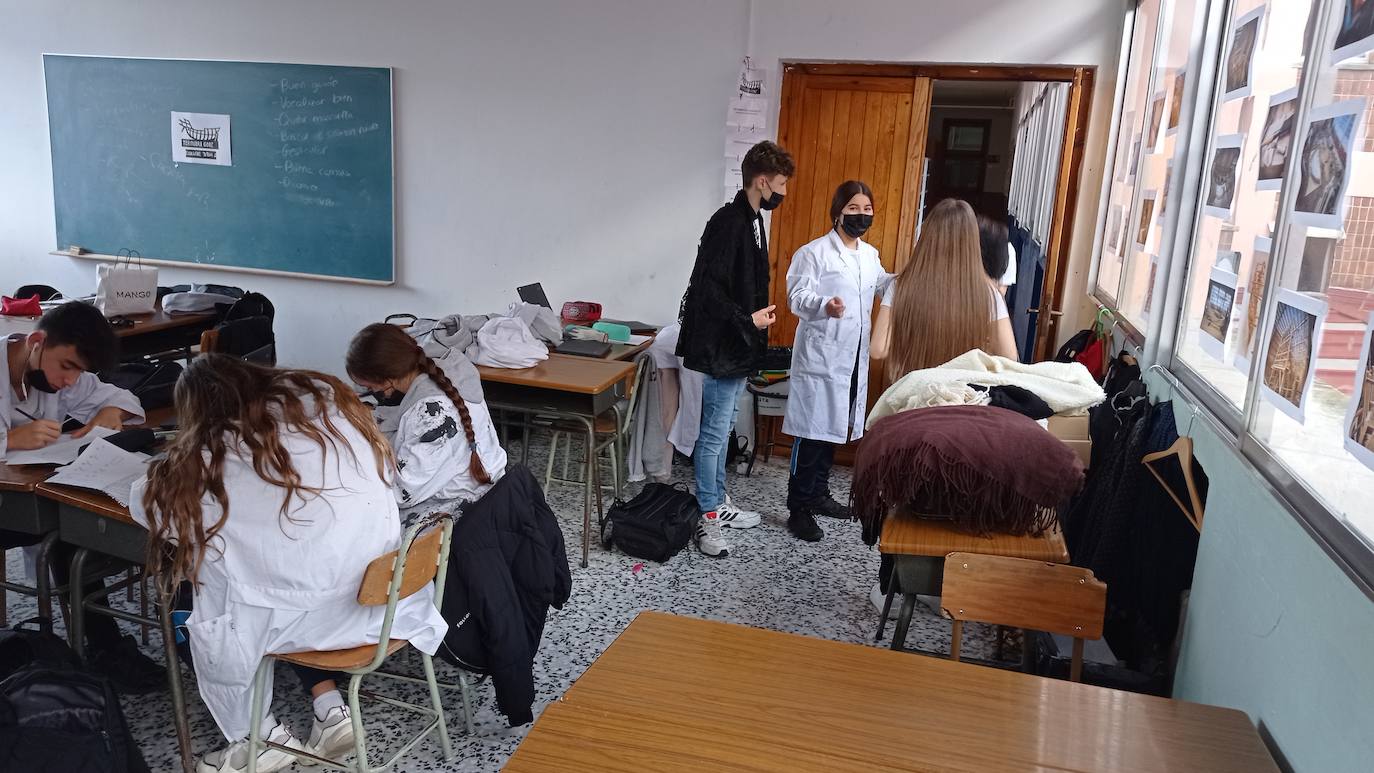 Los alumnos de 2º de la E.S.O., con un proyecto en clase.