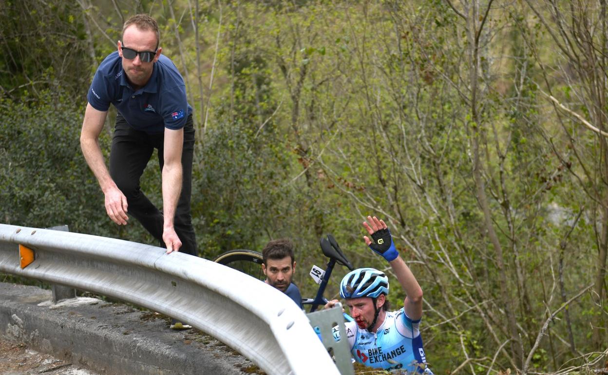 Hamilton, con el rostro ensangrentado, se salió de la carretera. 
