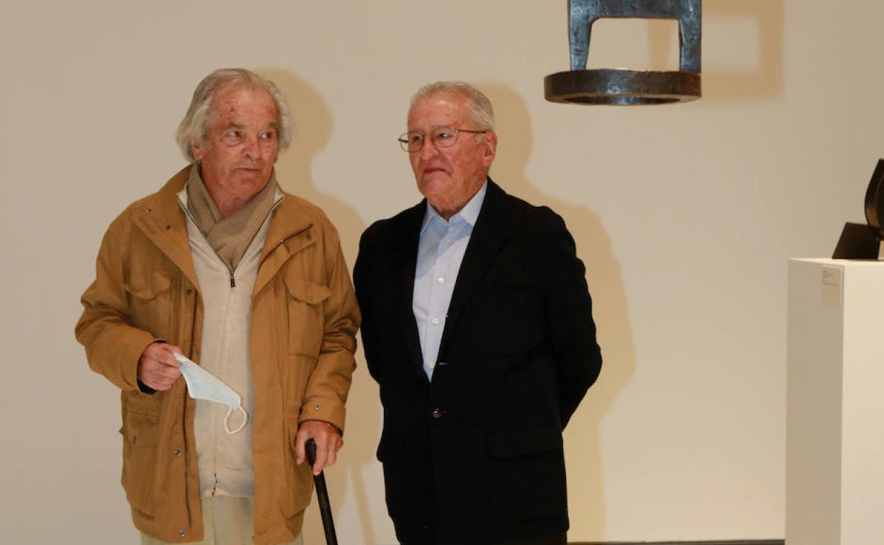 Sistiaga y Sebas Agirretxe observan una de las obras.