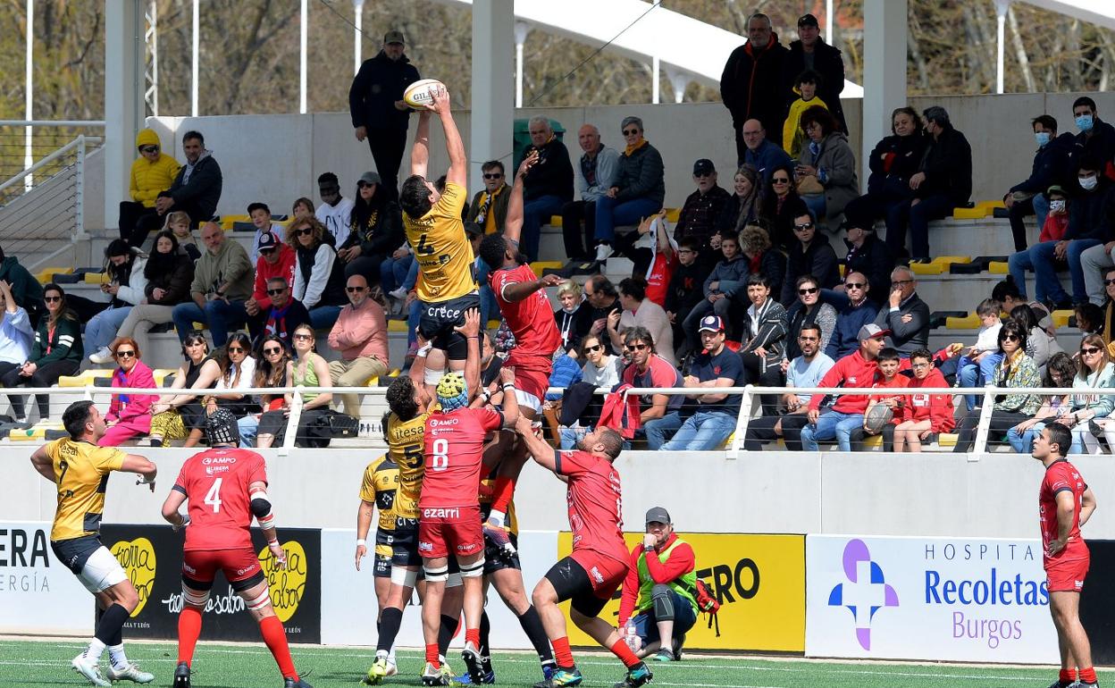 Un delantero del Aparejadores gana una touche a los jugadores Ordizia ayer en Burgos. 