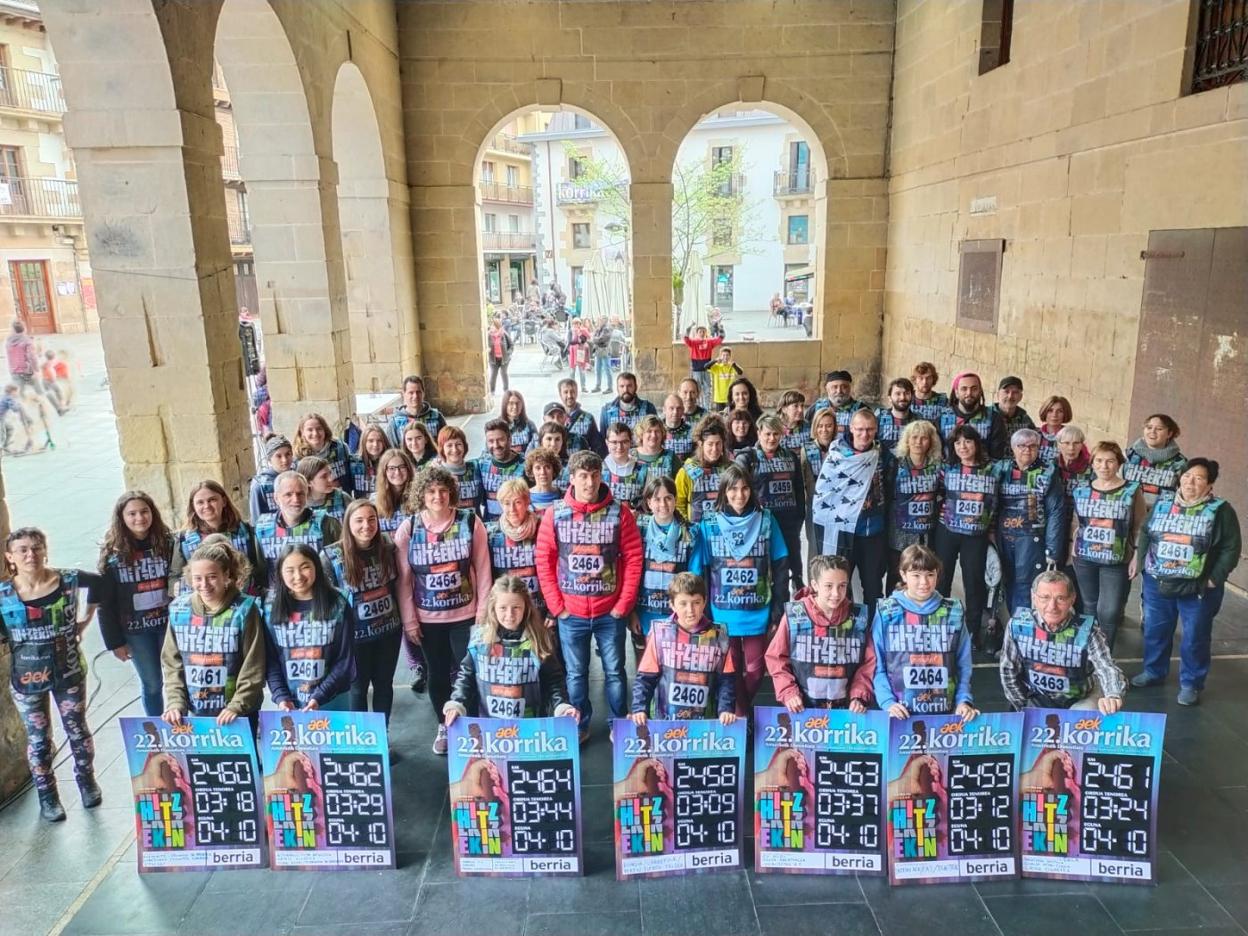 Hemezortzi eragilek eraman dute lekukoa Oiartzungo bailaran zehar. 