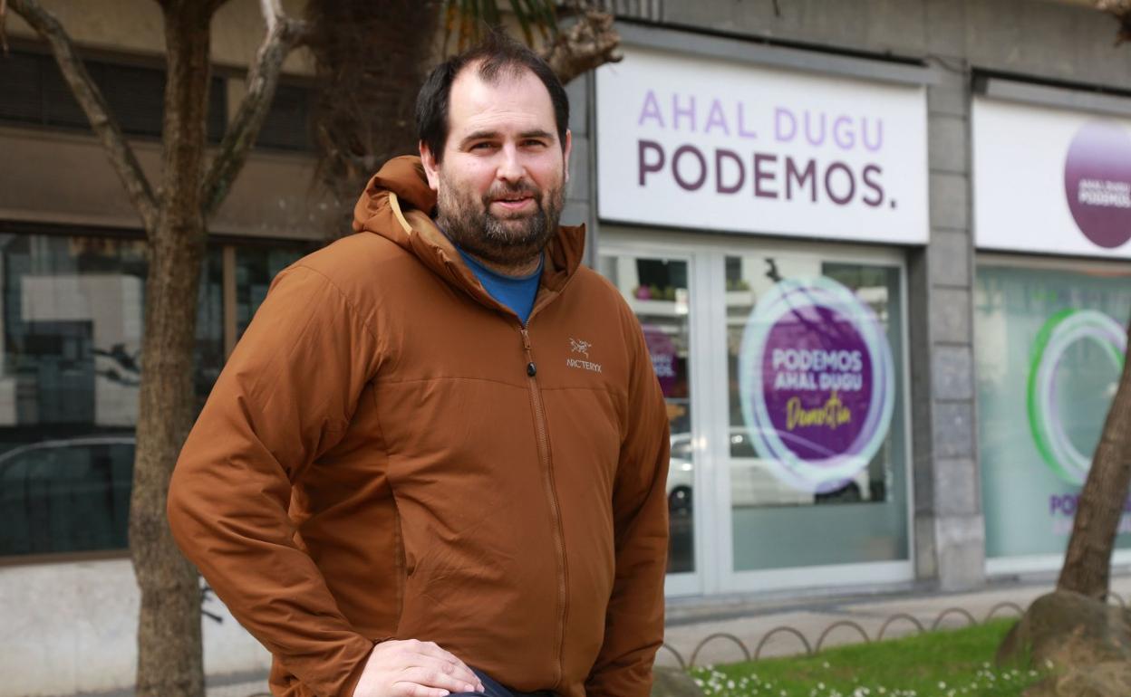 Joanes Fiel, ante la entrada a la sede de Podemos Ahal Dugu de Donostia. 