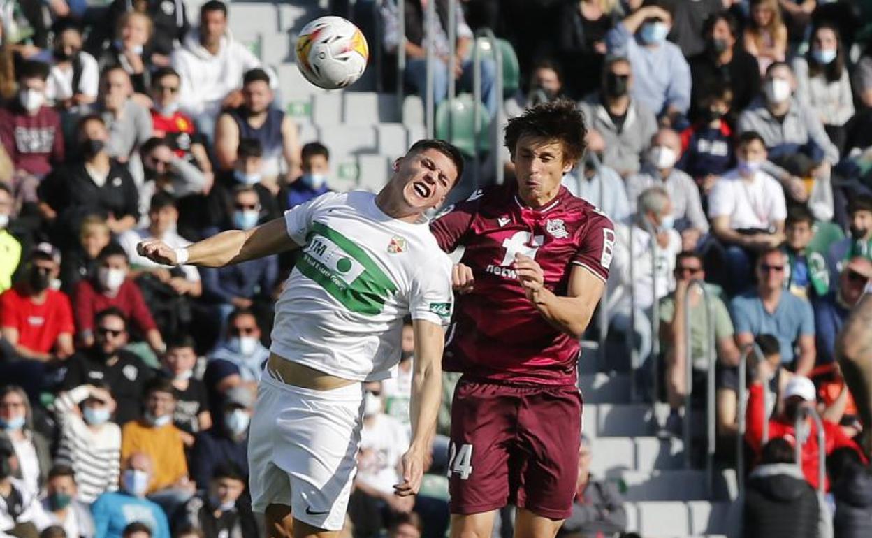 Le Normand salta a por el balón en una acción con Carrillo. 