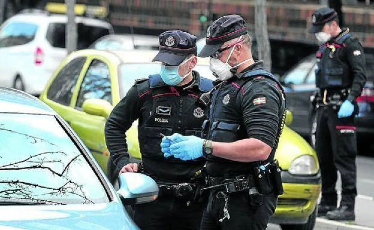 Agentes de la Ertzaintza realizan un control en Vitoria. 