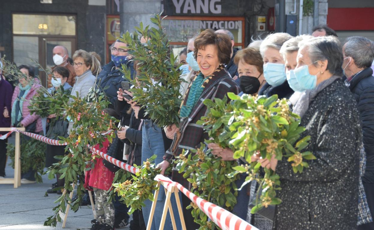 La bendición del Domingo de Ramos que da inicio a los actos de Semana Santa se celebró en la plaza municipal con la asistencia de numerosos fieles. 