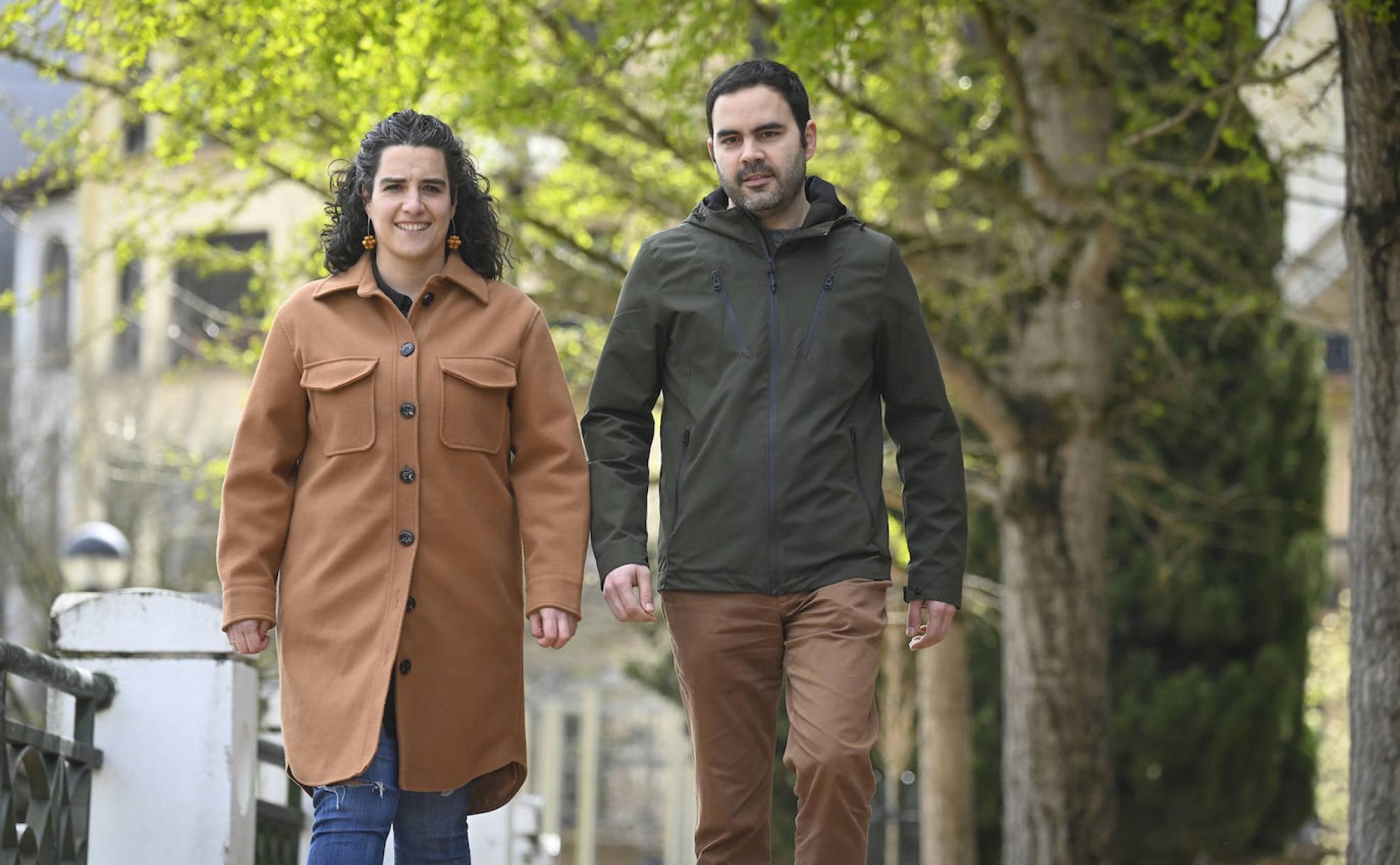 Izaro Agirrebeitia e Iñaki Gómez, en Tolosa, días antes de viajar a Polonia para reunirse con Maryna, su gestante, que ha tenido que huir de su país por la guerra