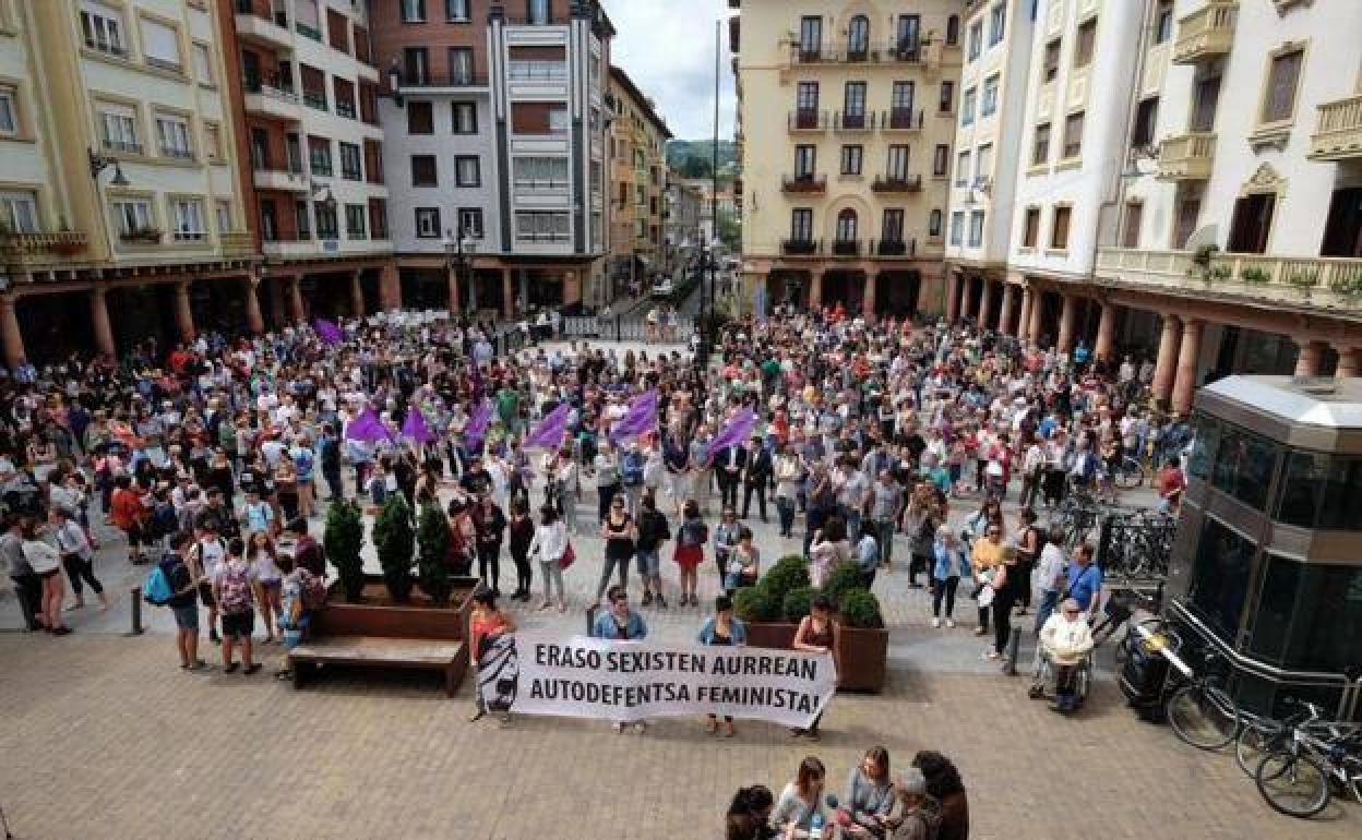 Concentración realizada en Zarautz por una agresión sexual.