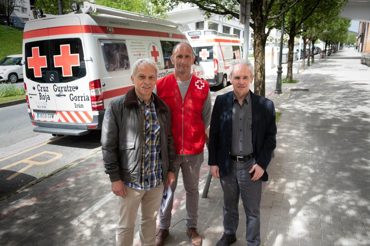 Txema Pérez, presidente de Cruz Roja Irun, flanqueado por Juanan García y Manu Amunarriz, tesorero y secretario, respectivamente, de la asociación Sport Mundi. 