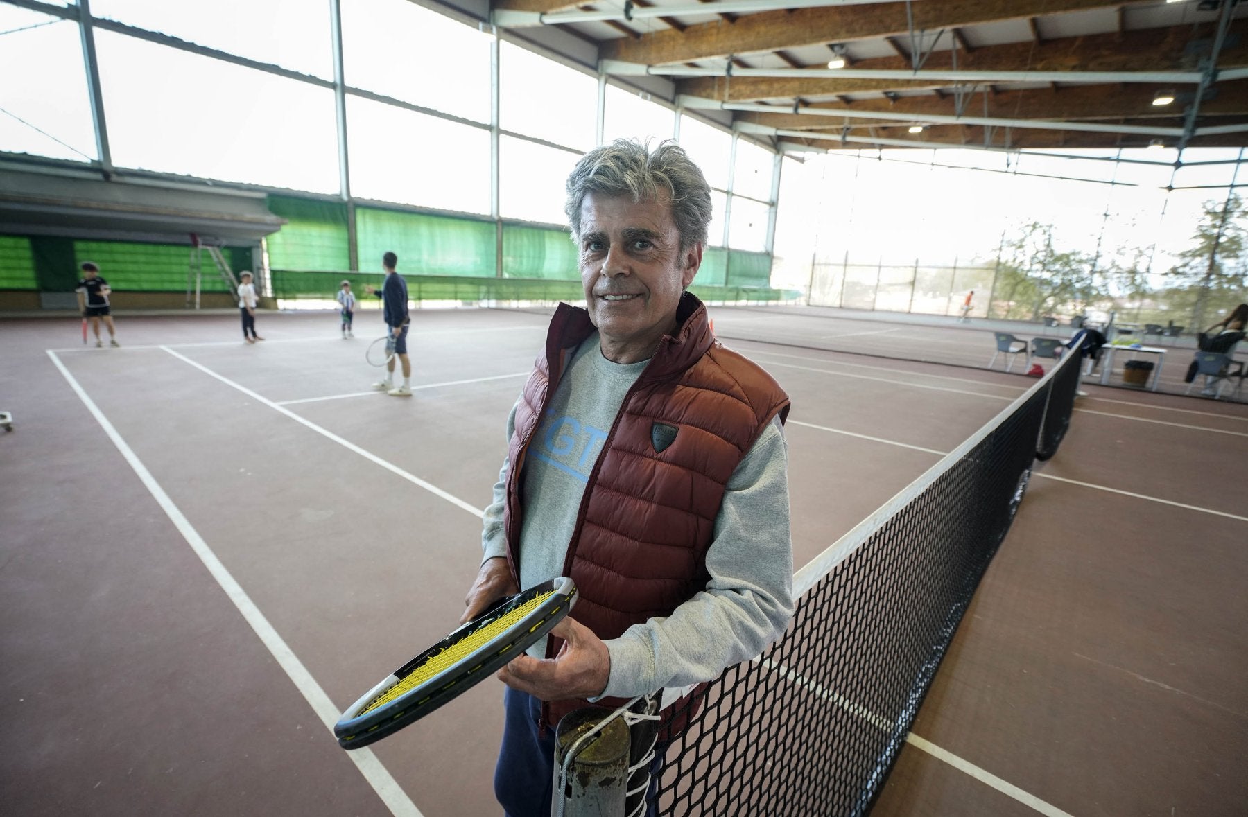 Luis Azkue, en una de las pistas cubiertas de Intxaurrondo. 