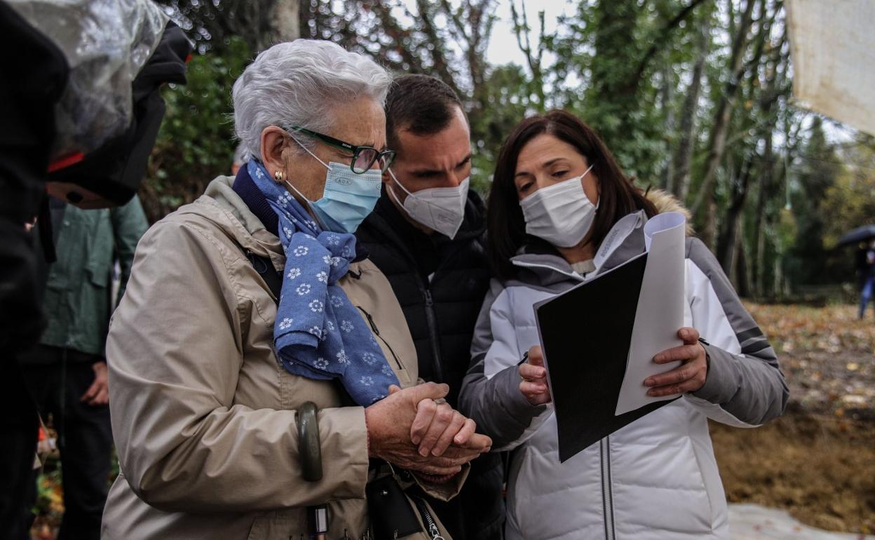 Fernanda Lahera y otro familiar con Artolazabal en Begoña. 