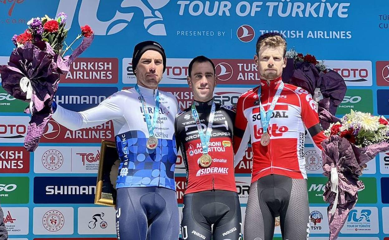 Patrick Bevin, Eduardo Sepúlveda y Harm Vanhoucke en el podio de la cuarta etapa del Tour de Turquía.