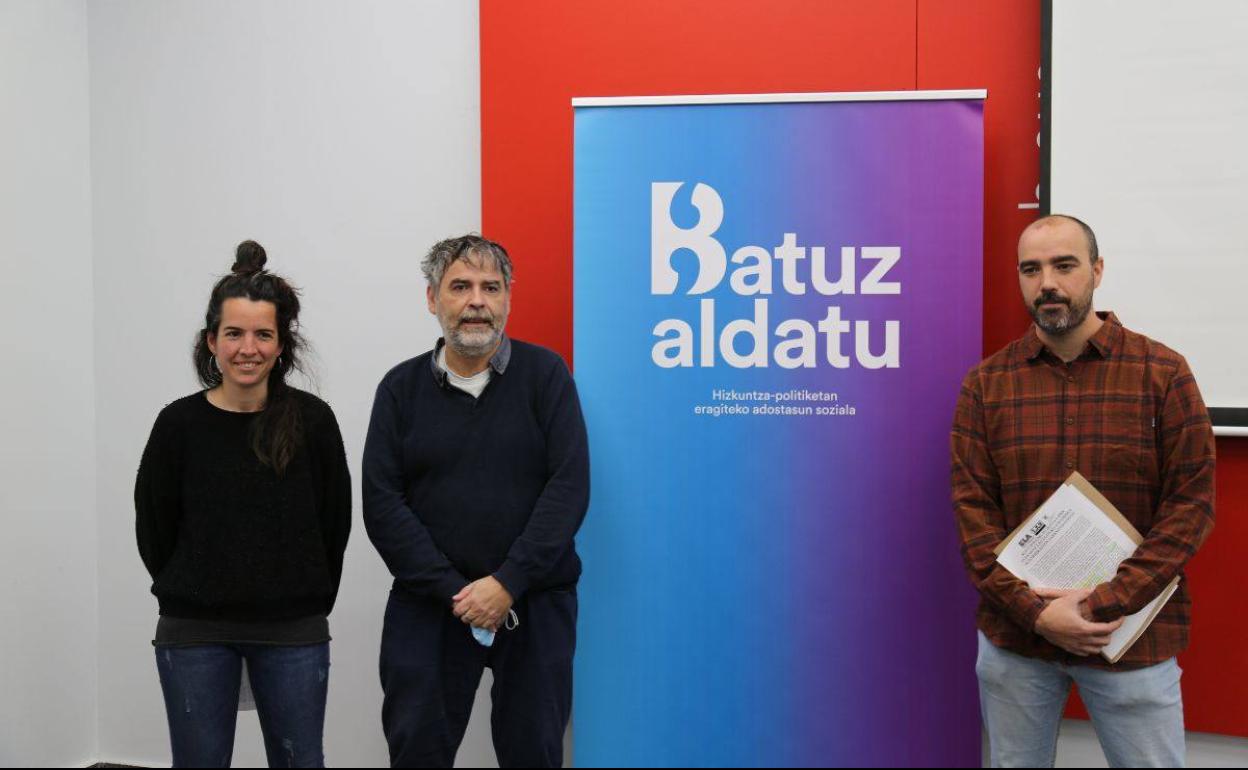 Amaia Aurrekoetxea (LAB), Paul Bilbao (Kontseilua) eta Pello Igeregi (ELA), asteazken honetan Bilbon egindako prentsaurrekoan. 