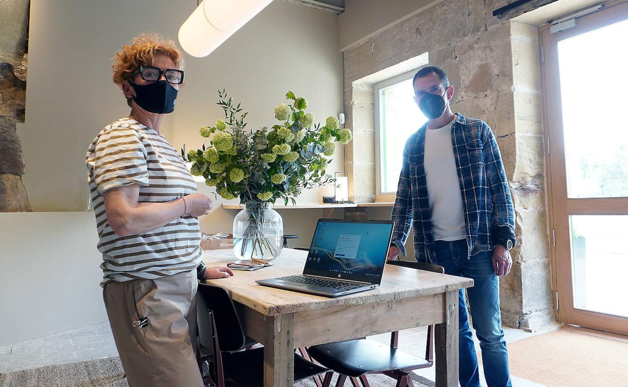 Mariví Díez atiende a un cliente en el hotel.