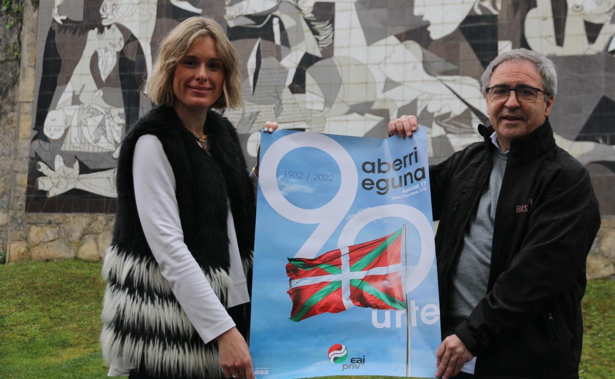 Mireia Zarate y Joseba Aurrekoetxea presentan el cartel del Aberri Eguna delante del mural de Guernica de Picasso, en Gernika. 