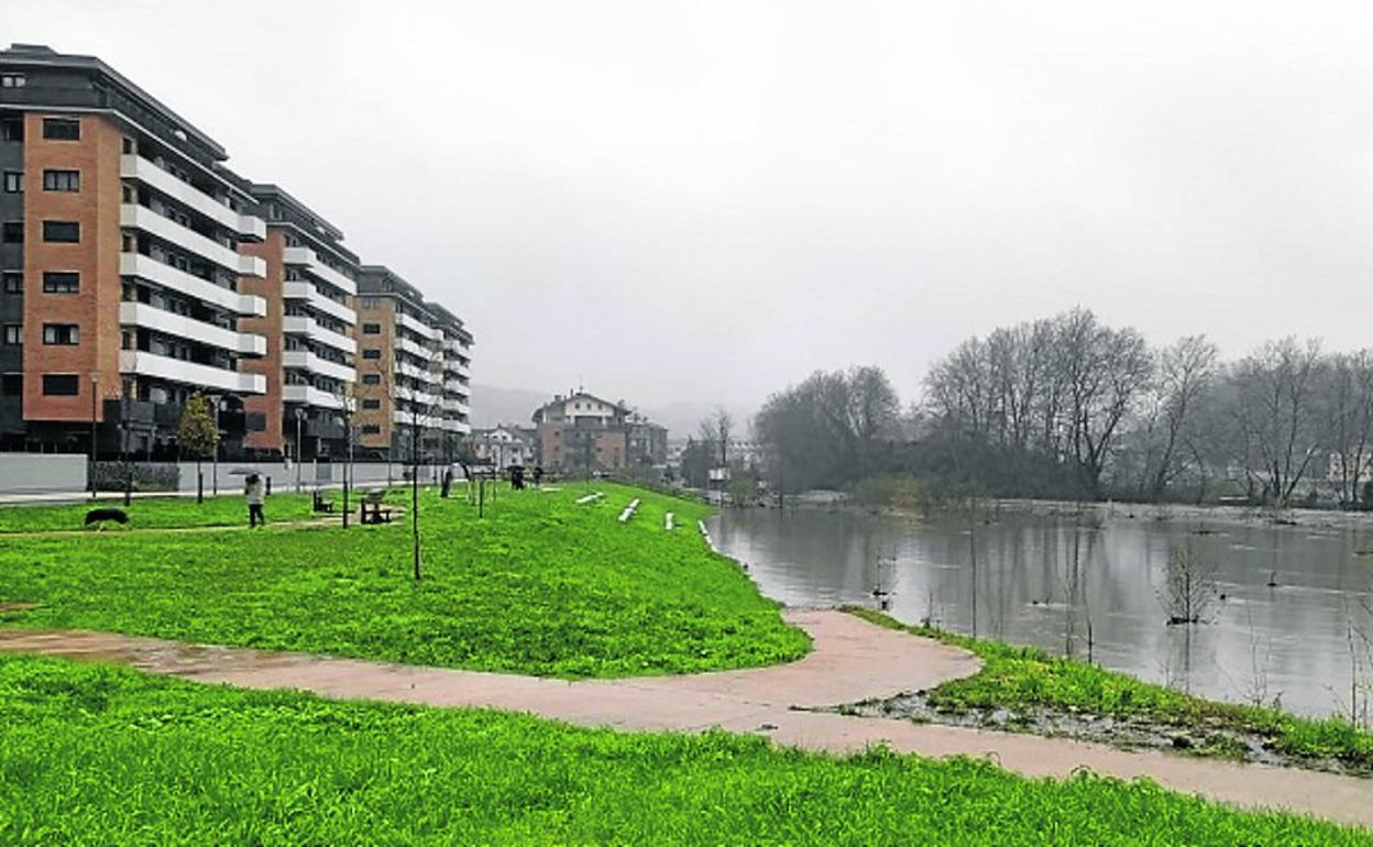 El desarrollo del proyecto conllevará que una zona quede, en situaciones de aguas bajas, como un parque fluvial. 
