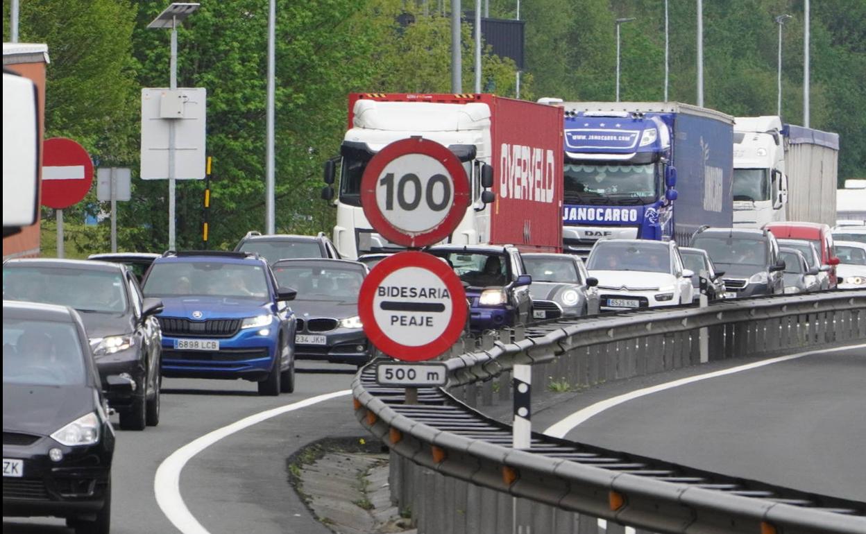 Las retenciones en la A-8 a la altura de Irun, sentido Francia, se han prolongado toda la mañana.