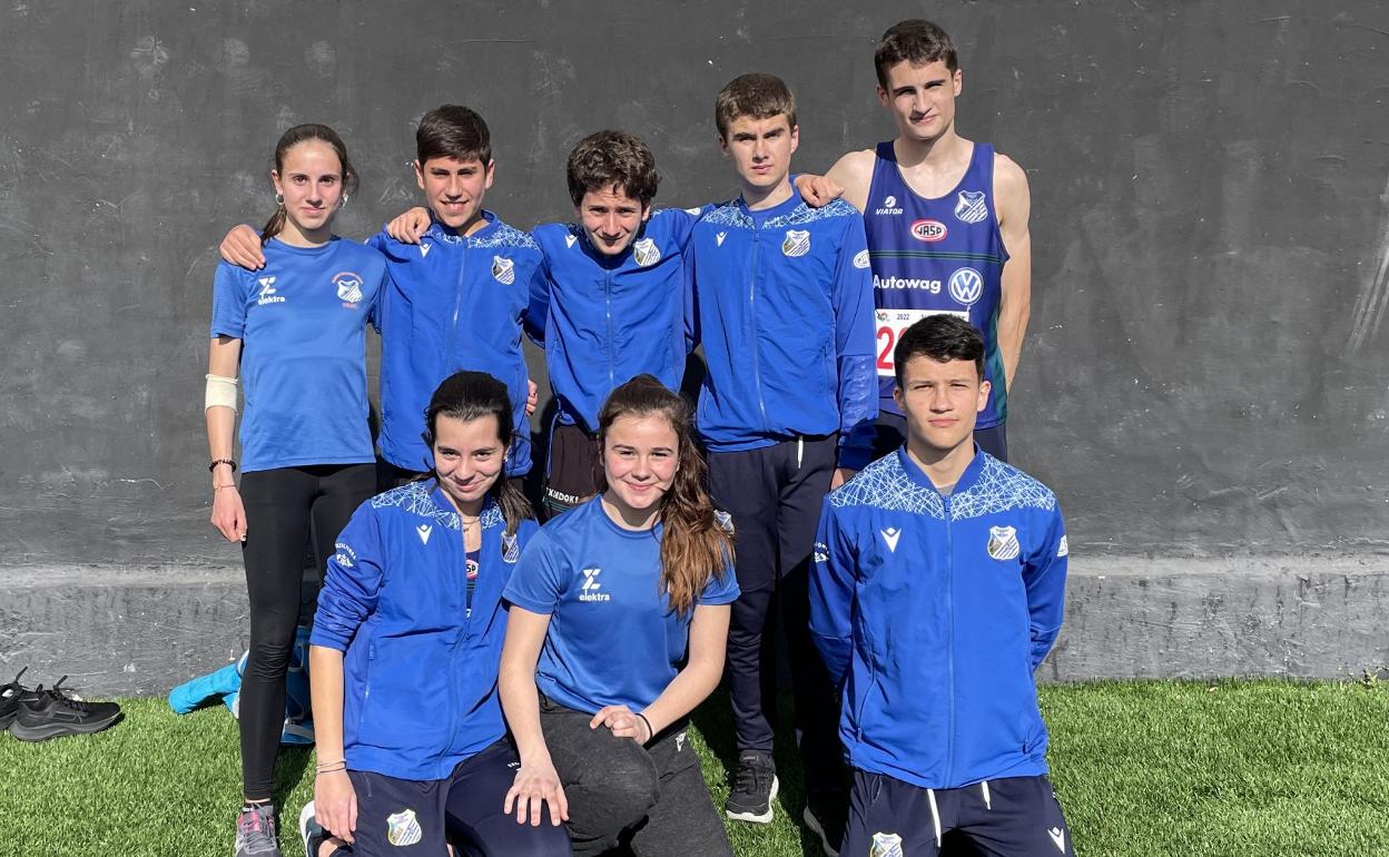 De pie, de izquierda a derecha; Uxue López, Harri Martínez de Olkoz, Unai Mujika, Markel Pérez y Eneko Rodríguez. Agachados, Mara Alonso, Elene Galparsoro y Damian Bucurici.