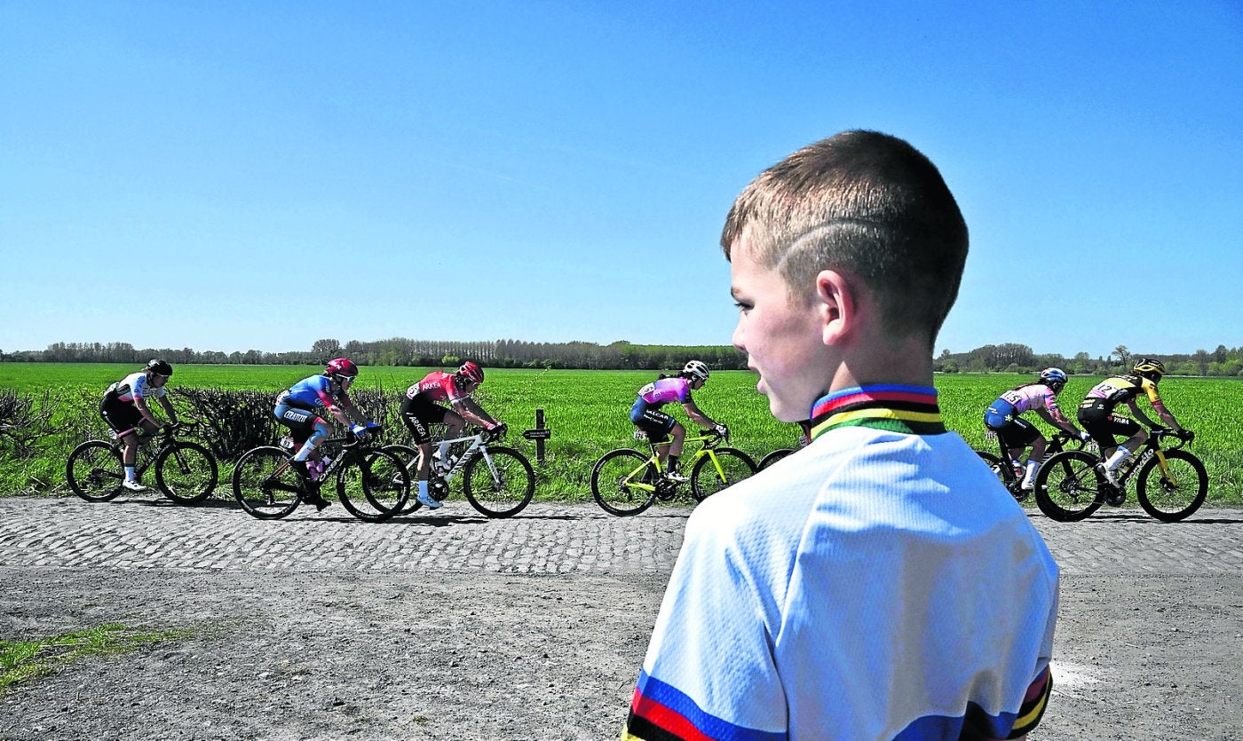 Un niño con el maillot arcoíris anima a las ciclistas, ayer en uno de los tramos de la París-Roubaix. 