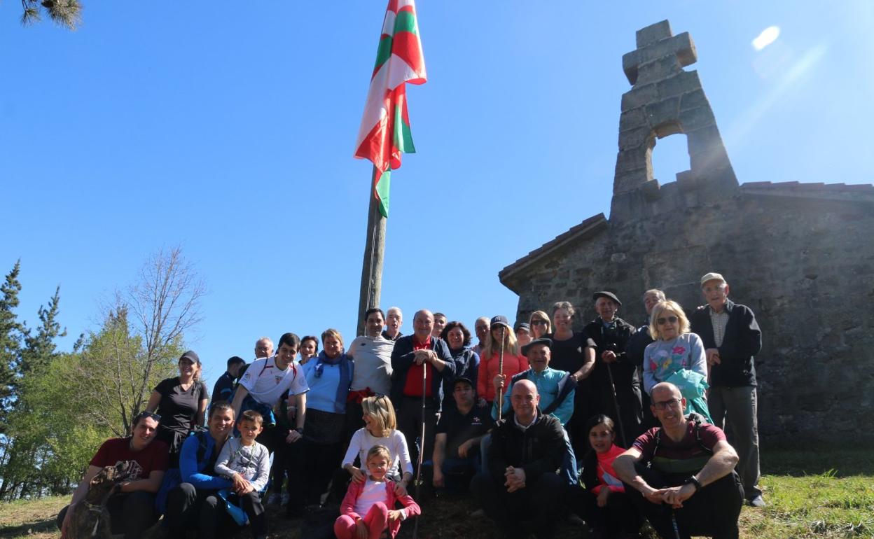 Andoni Ortuzar, en el centro, rodeado de militantes del PNV en el monte Bizkargi. 