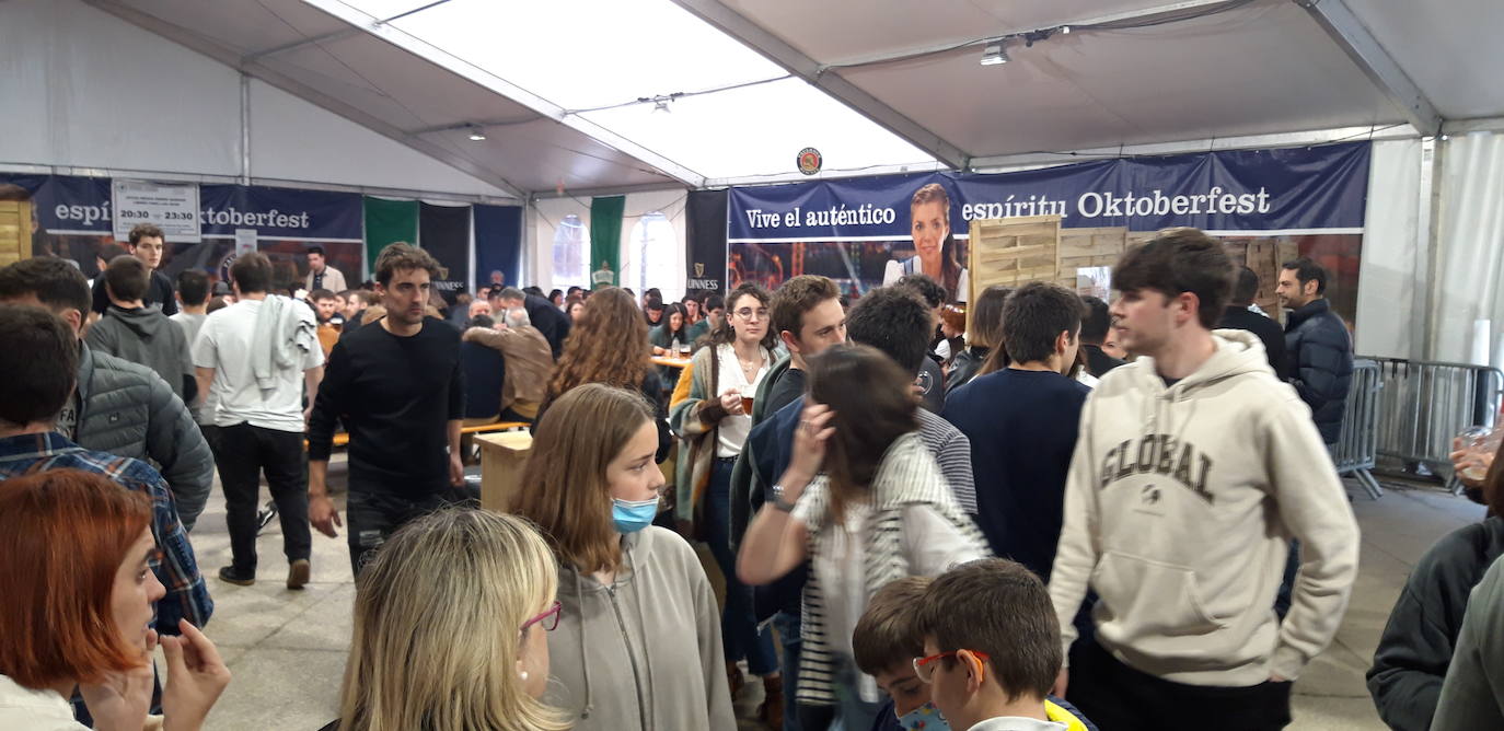 Fotos: Cientos de personas acuden a la Feria de la Cerveza de Zarautz