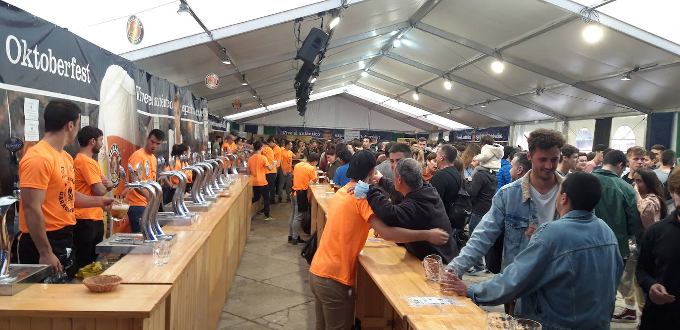 Fotos: Cientos de personas acuden a la Feria de la Cerveza de Zarautz