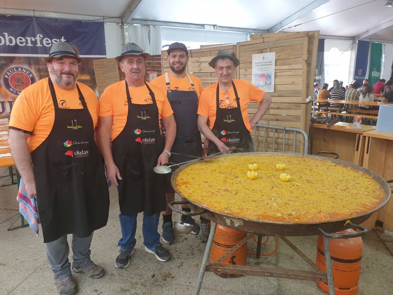 Fotos: Cientos de personas acuden a la Feria de la Cerveza de Zarautz