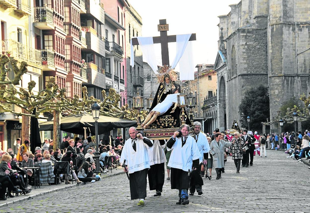 En la procesión de la tarde los pasos salieron desde la iglesia y, tras el recorrido, se culminó en la escalinata de la parroquia. 