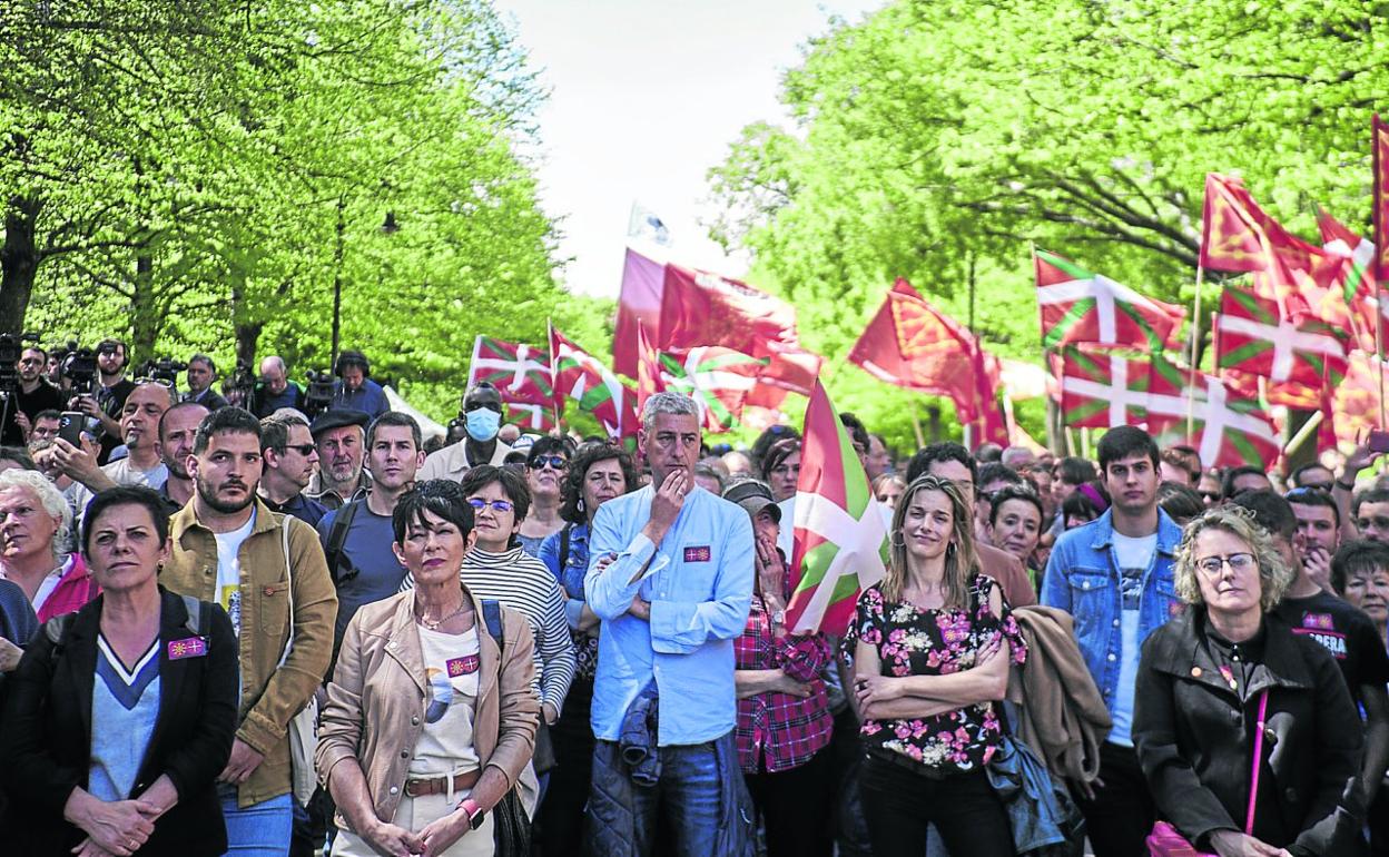 Dirigentes de EH Bildu encabezaron ayer el arranque de la manifestación del Aberri Eguna en las calles de Pamplona. 
