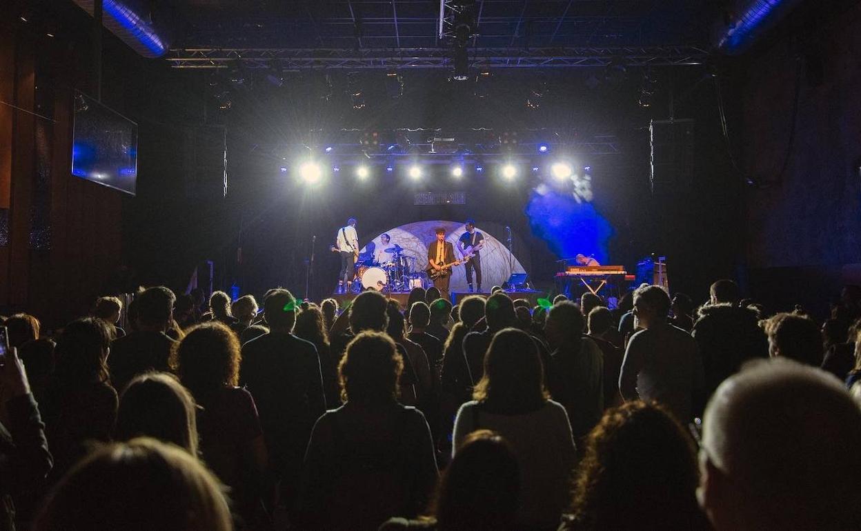 Kerobia, Iruñean eskainitako kontzertuan. Apirilaren 23an Donostian izango da. 