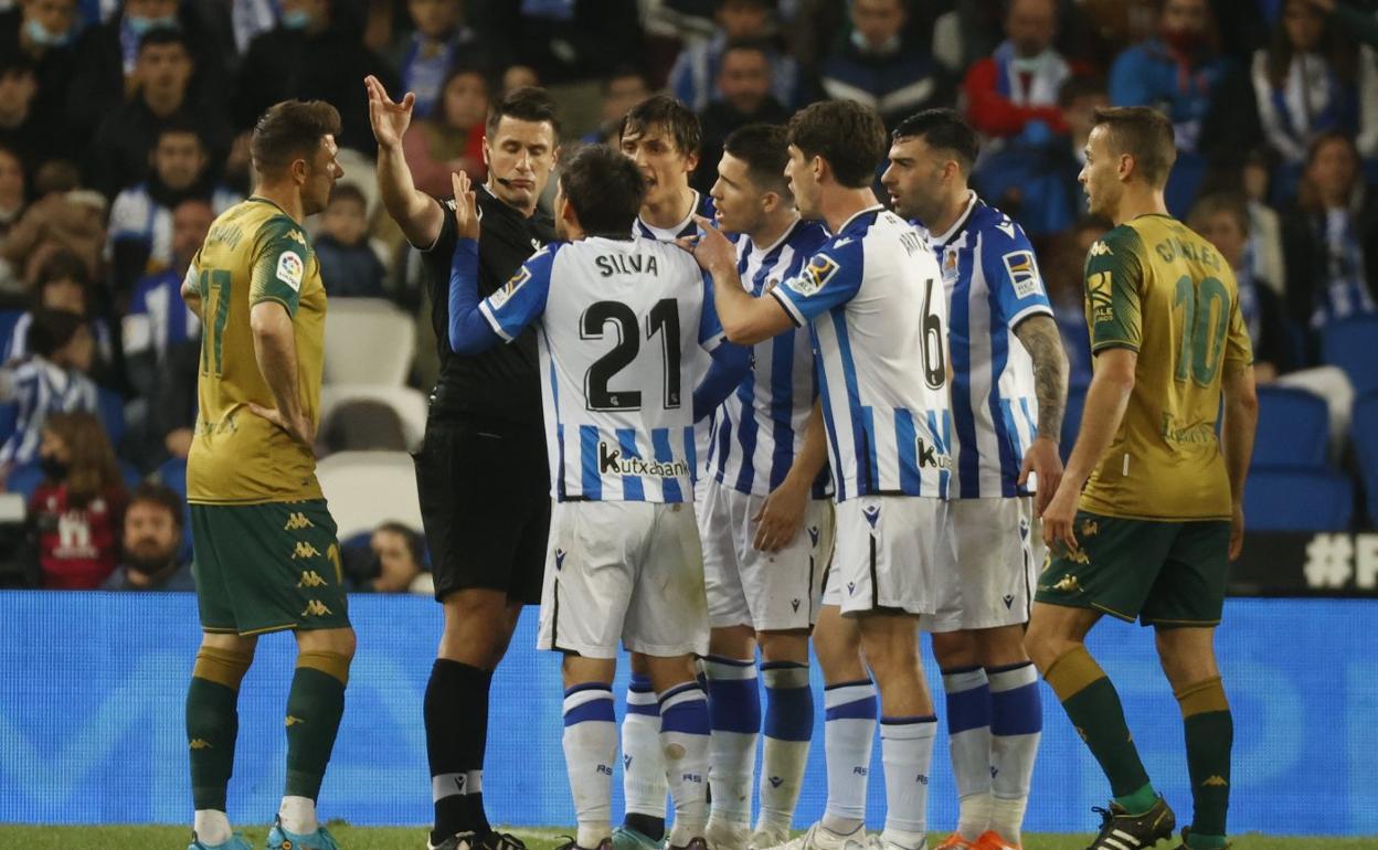 Díaz de Mera indica el camino de vestuarios a Silva ante las protestas de los realistas. 