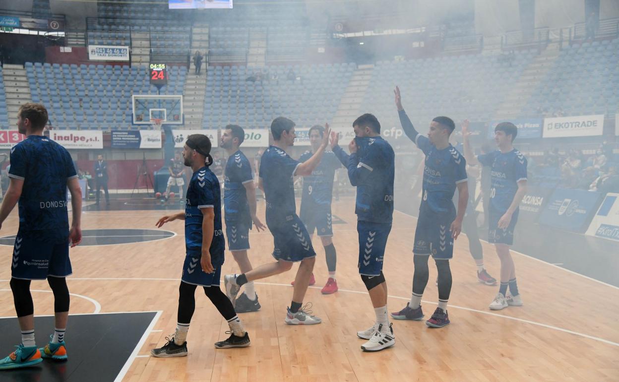 Los jugadores del Acunsa, en la presentación de los equipos, con efectos de niebla, el domingo. 