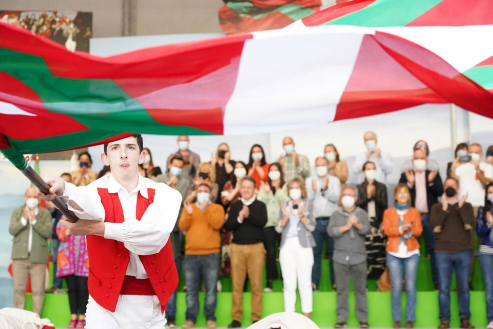 Un dantzari ondeala ikurriña en el último Aberri Eguna del PNV. 