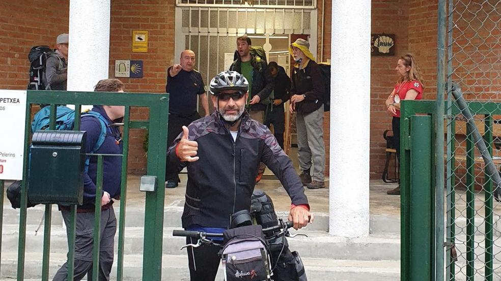 Todo OK. Gustavo, peregrino bonaerense querealiza el Camino en bicicleta, abandonaba el albergue más que satisfecho. 
