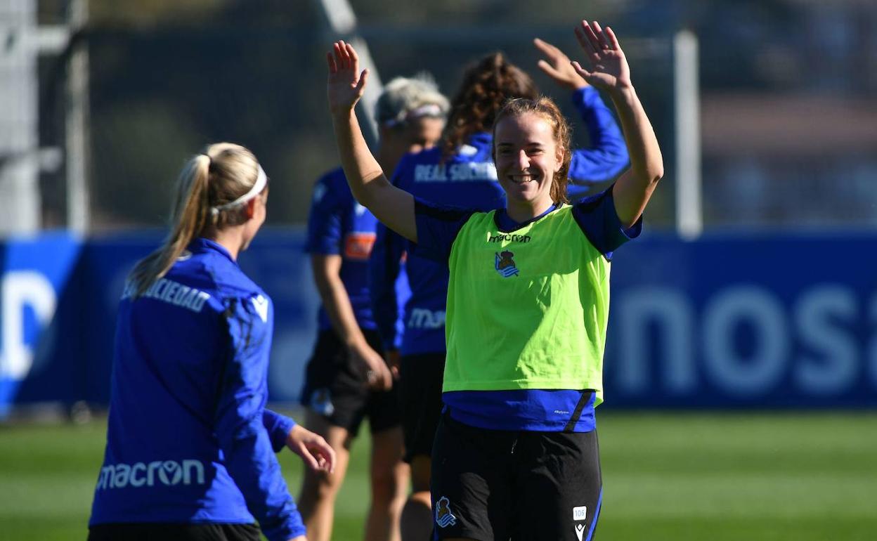 Ane Etxezarreta sonríe durante un entrenamiento. 