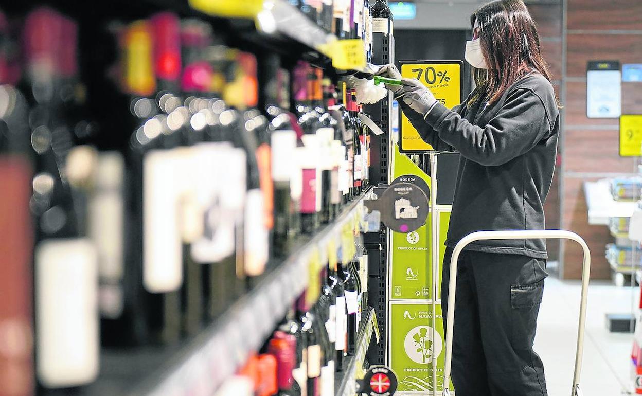 Una trabajadora de un supermercado de San Sebastián repone las baldas de la bodega con la mascarilla puesta. 