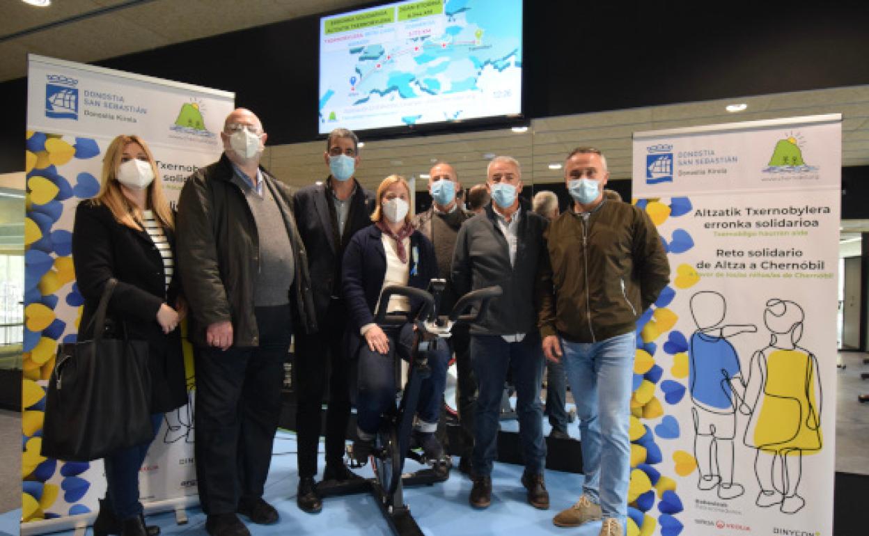 Presentación del reto solidario a favor de los niños de Chernobil que se llevará a cabo en el polideportivo de Altza.