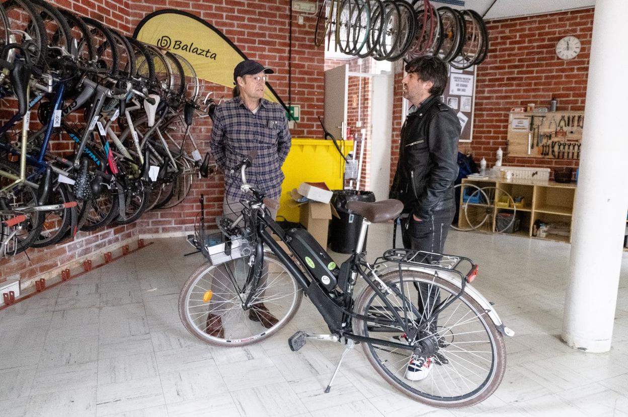 Imanol Agirre y Borja Olazabal en el local-taller de Balazta, en el barrio de Larreaundi. 
