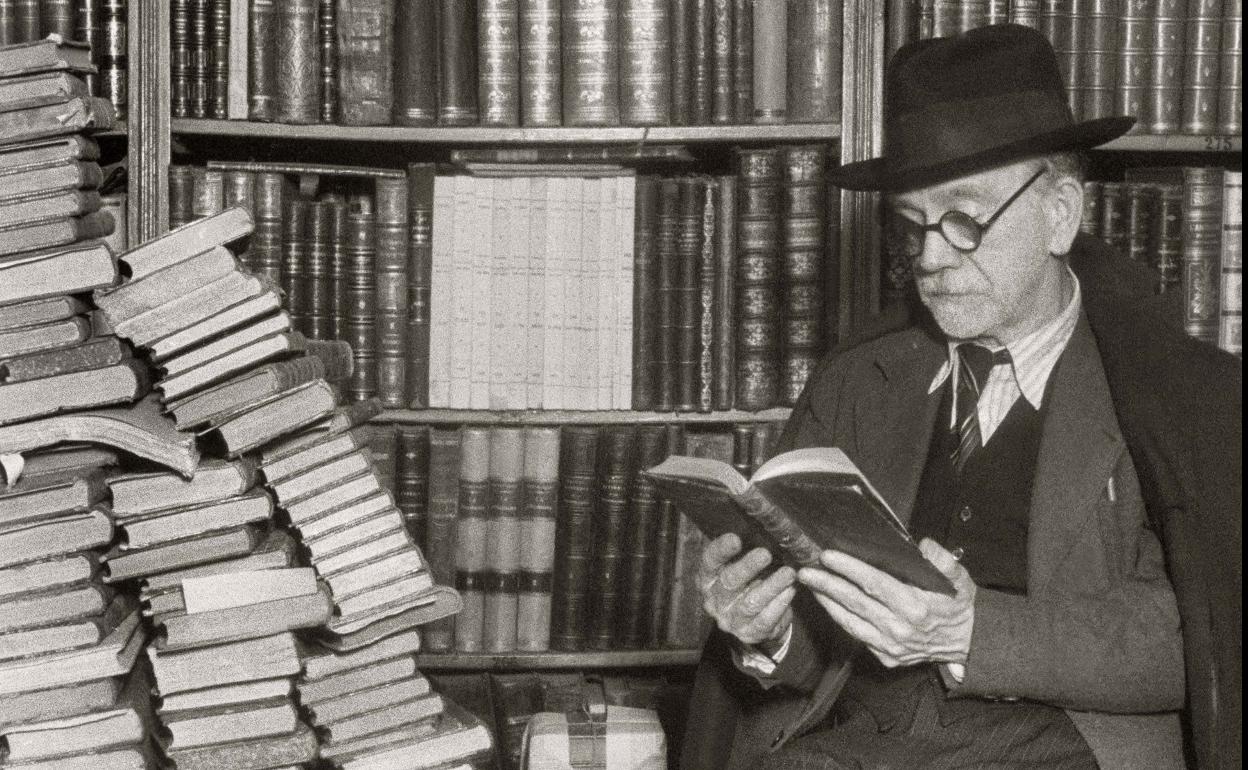 El escritor Pío Baroja, en una librería de lance. 