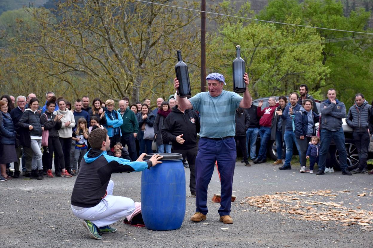 Pabi Astondoak bertaratuak joko batean parte hartzera gonbidatu zituen. 