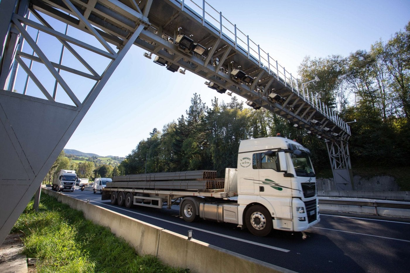 Un camión circula bajo uno de los arcos instalados en la N-I para el cobro del canon a transportistas. 