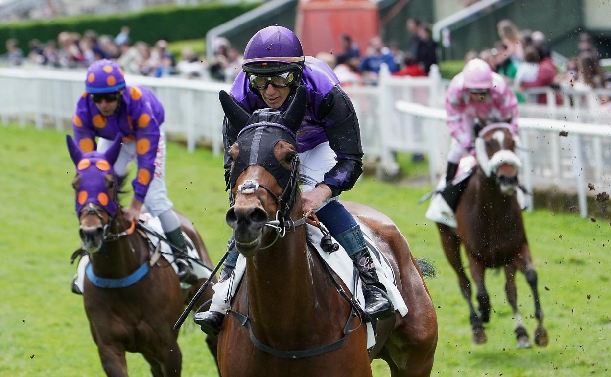 'Copita de Cava', ganadora de la quinta carrera, montada por José Luis Martínez. 