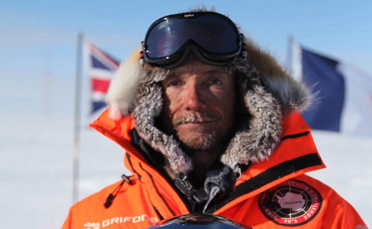 El explorador navarro posa para sus compañeros de expedición en el Polo Sur geográfico. 