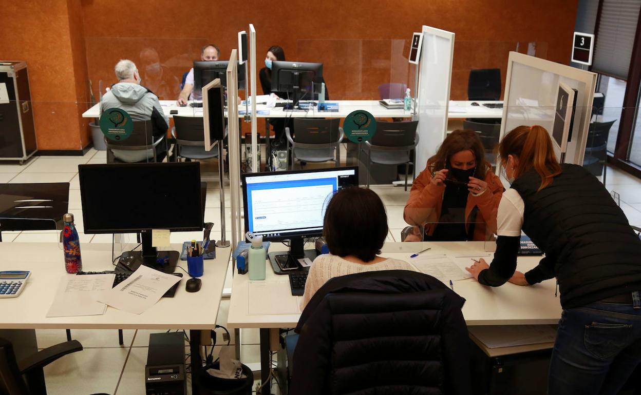 Contribuyentes guipuzcoanos realizan la declaración de la Renta, esta semana en la sede de la Hacienda foral. 