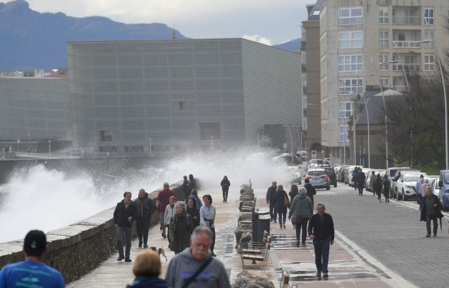 Fotos: Las olas golpean el Paseo Nuevo