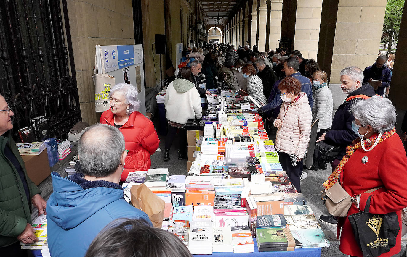 Fotos: El público abarrota la feria del libro en Donostia.