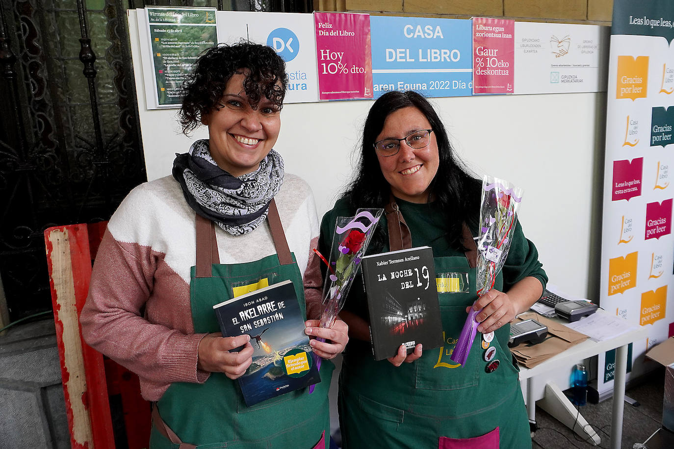 Fotos: El público abarrota la feria del libro en Donostia.