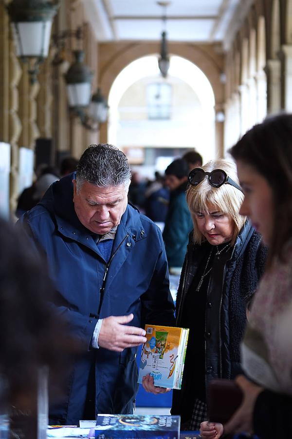 Fotos: El público abarrota la feria del libro en Donostia.