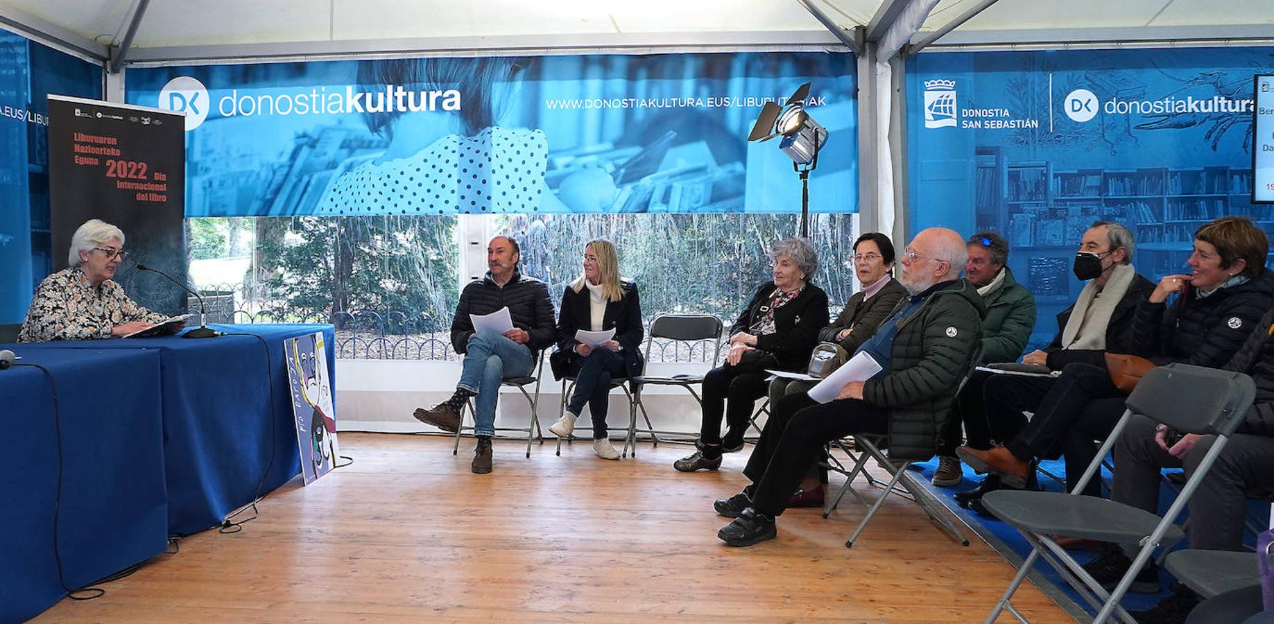 Fotos: El público abarrota la feria del libro en Donostia.
